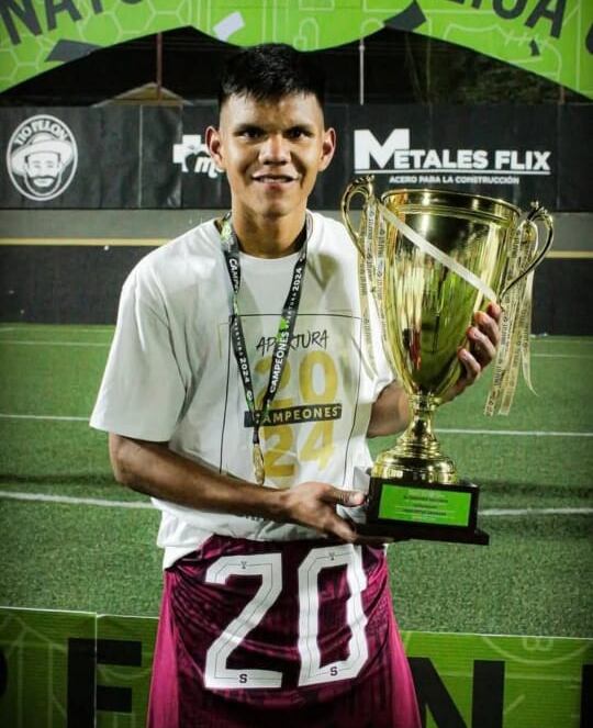 Alberth Barahona, jugador del Deportivo Saprissa y su familia. Cortesía.