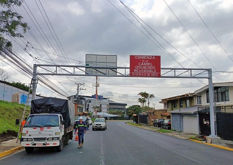 El MOPT implementó un carril reversible, un paso peatonal y un semáforo en Sabanilla de Montes de Oca.