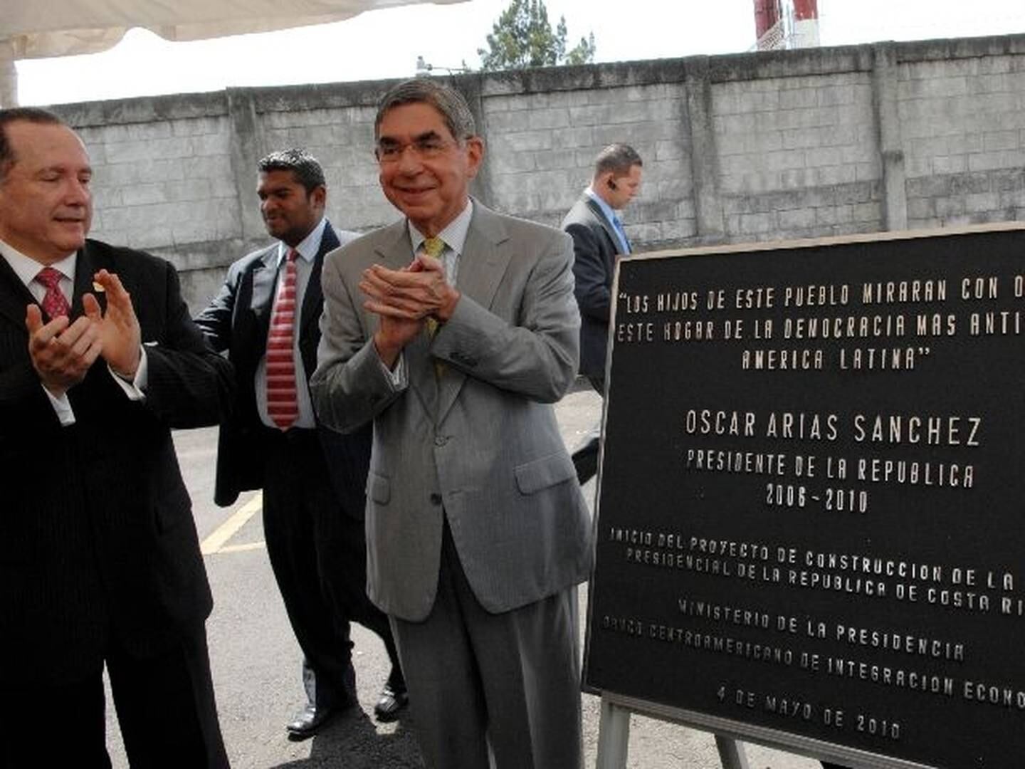La Casa Presidencial en Zapote fue hecha por el mismo arquitecto que hizo el Estadio Azteca de México. En pleno 2022 ¿ocupa el país una nueva casa presidencial? Arias incluso develó una placa en un parqueo ubicado diagonal al antiguo edificio de la Asamblea Legislativa el 4 de mayo del 2010 que decía: “Inicio del proyecto de construcción de la Casa Presidencial de la República de Costa Rica”.