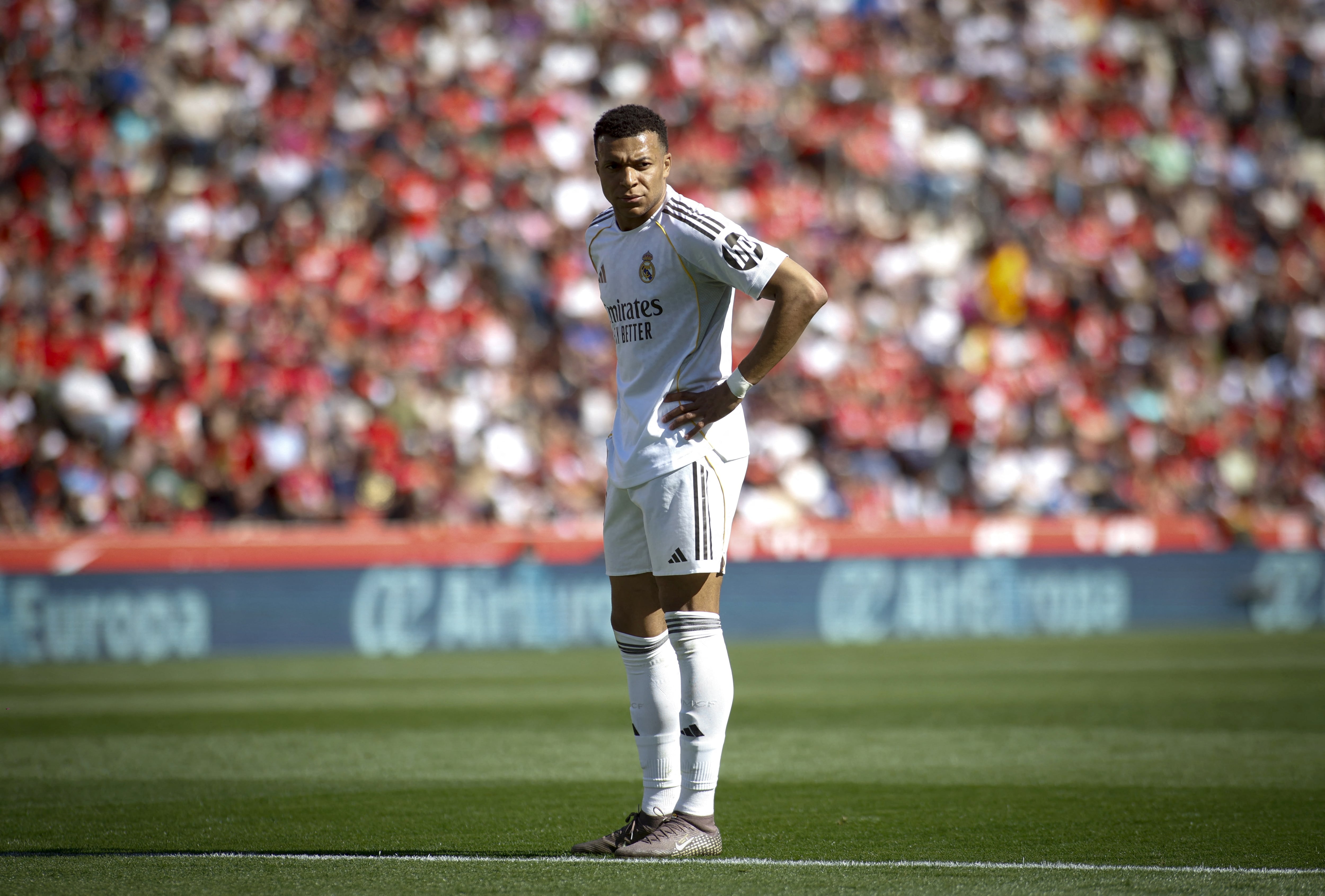 El delantero del Real Madrid Kylian Mbappé reacciona durante el partido ante el Mallorca por la Liga Española.