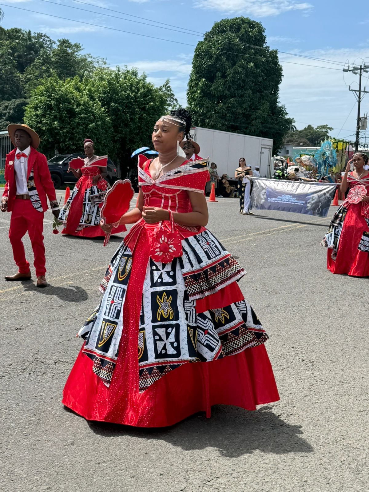 Esa alegría explotó en color, música, baile, tradición y orgullo afrodescendiente durante el desfile Gran Gala Parade que fue parte de la edición XXVIII del Festival de la Cultura Negra "Back to Our Roots" (Volviendo a Nuestra Raíces) 2026.