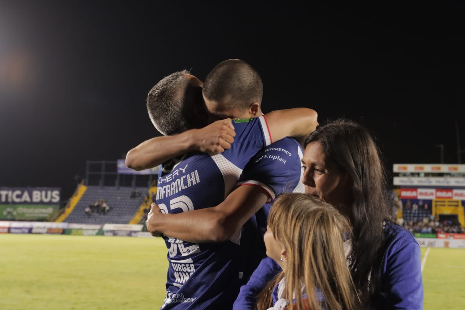 Elián Lanfranchi vivió un gran momento junto a su familia al anotar su primer gol con el Cartaginés.