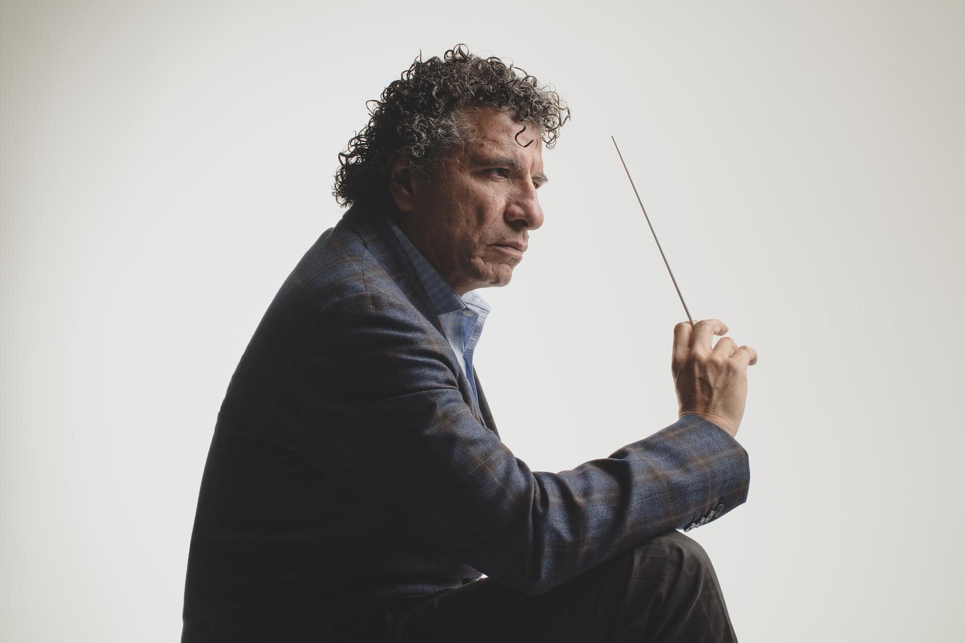 Director de orquesta Giancarlo Guerrero con su batuta.