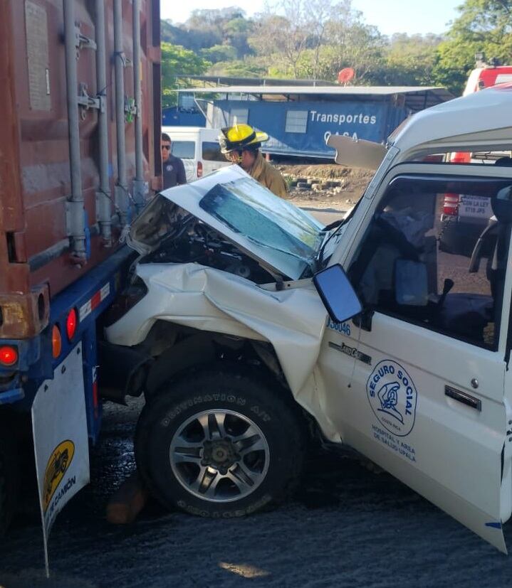 Choque entre ambulancia de la Caja y tráiler deja cinco heridos en Caldera. Foto Andrés Garita.