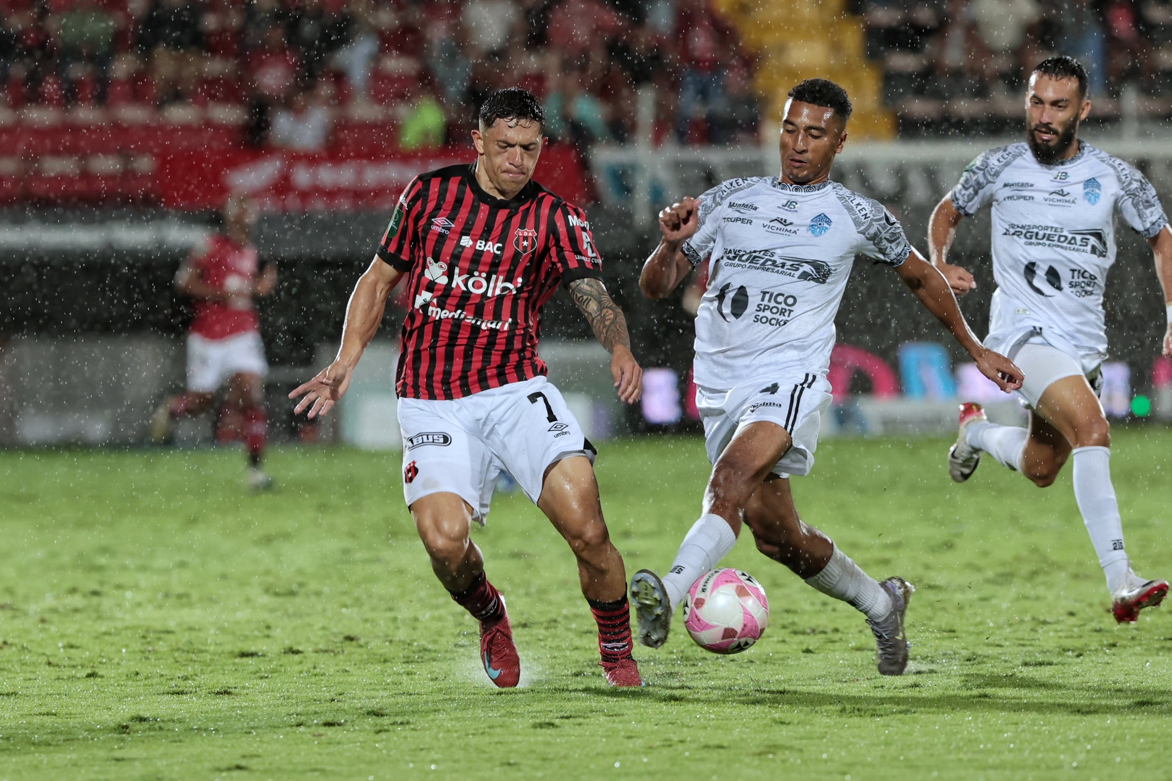 26/10/2025/ Juego entre Liga Deportiva Alajuelense vs Perez Zeledón por la jornada 14 del torneo apertura de la Liga Promerica en el estadio Alejandro Morera Soto / foto John Durán
