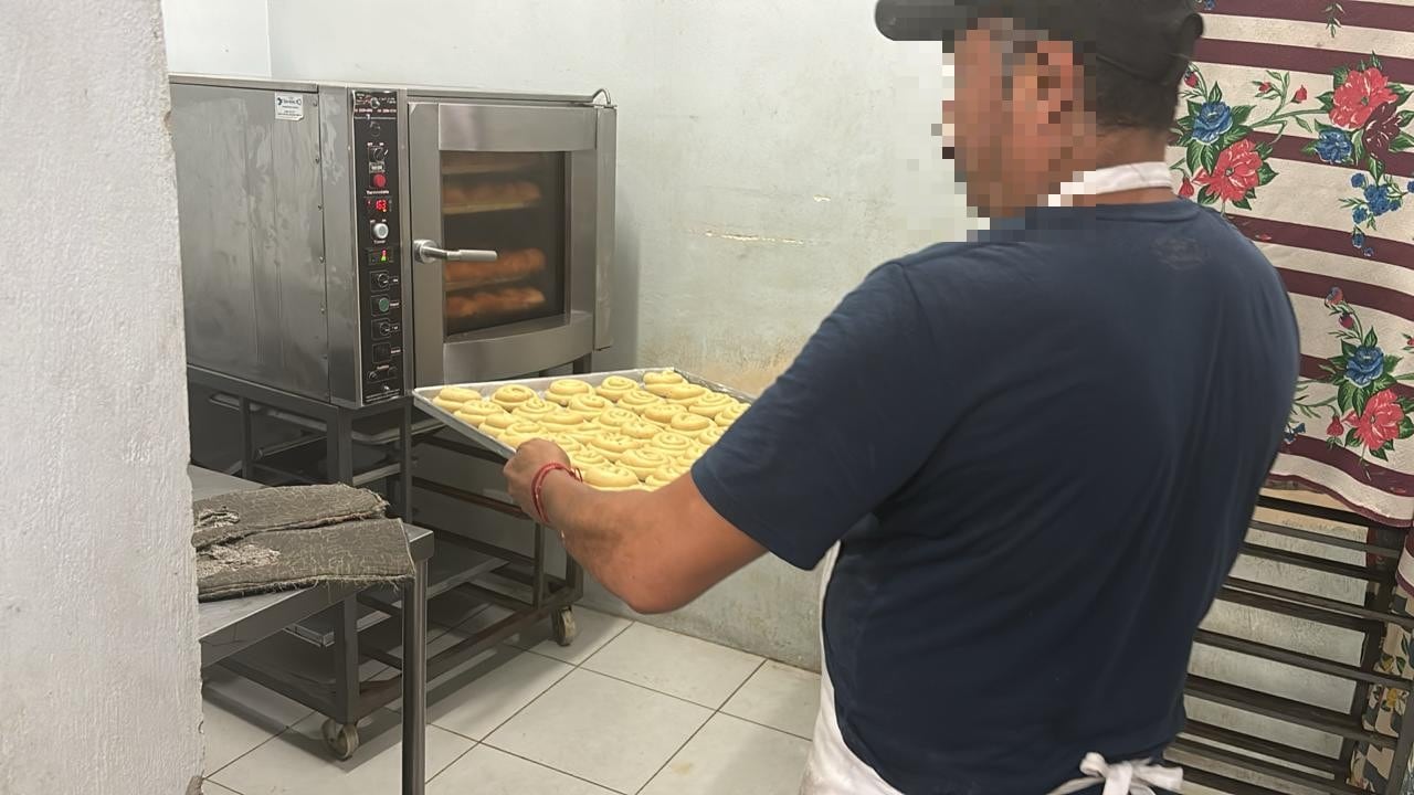 Personas que vivieron en la calle ahora hacen pan par ayudar al centro donde reciben tratamiento
