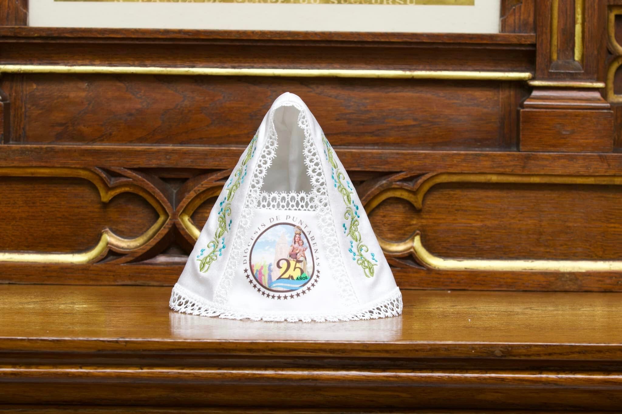 Para el 2023 la diócesis de Puntarenas fue la encargada, por cumplir 25 años, de hacer el vestidito a la virgen de los Ángeles de Cartago, la Patrona de Costa Rica