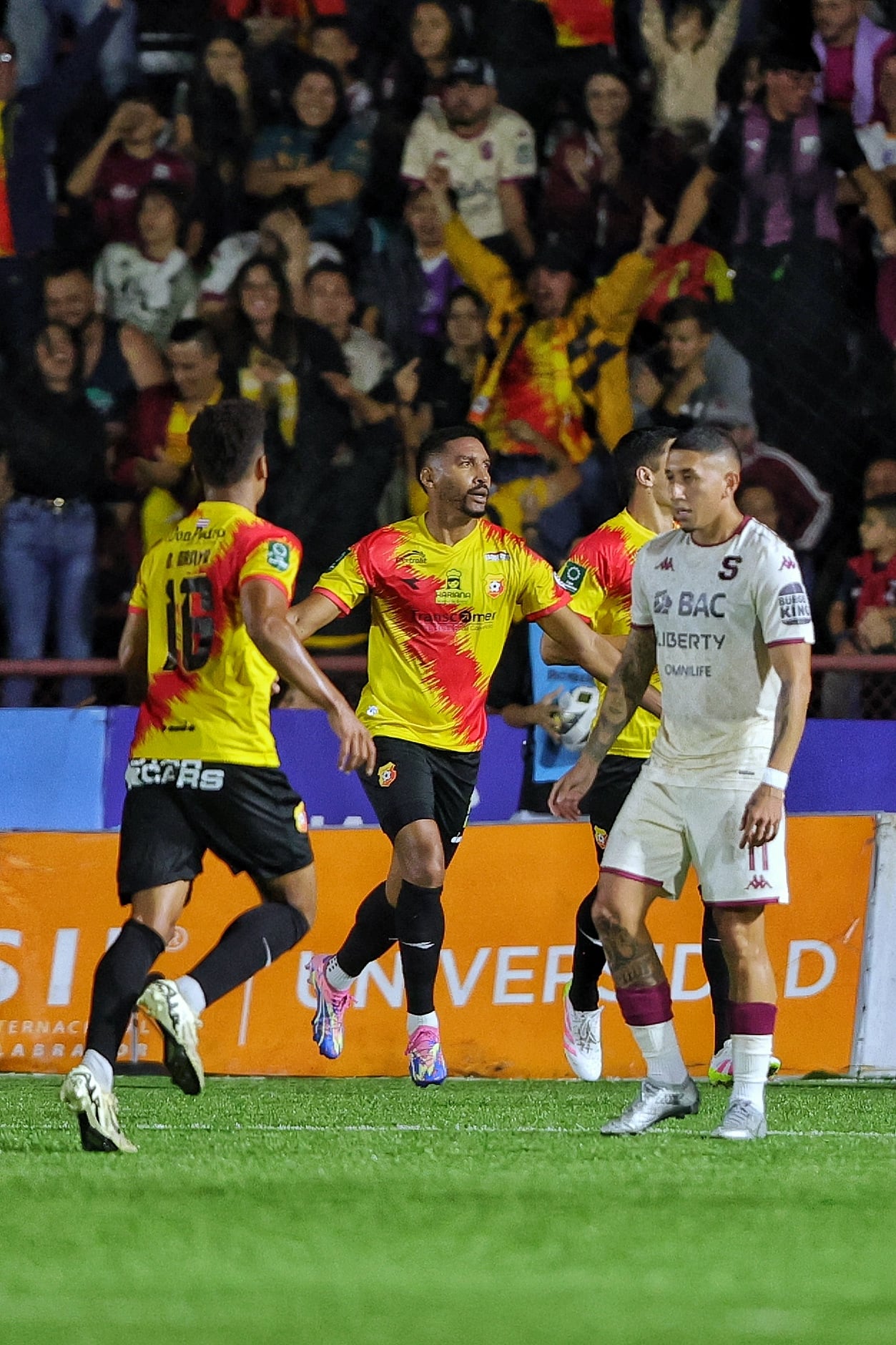 17/09/2025/ Juego entre el Club Sport Herediano vs Saprissa por el torneo apertura 2025 de la Liga Promerica en el estadio Carlos Alvarado  / foto John Durán
