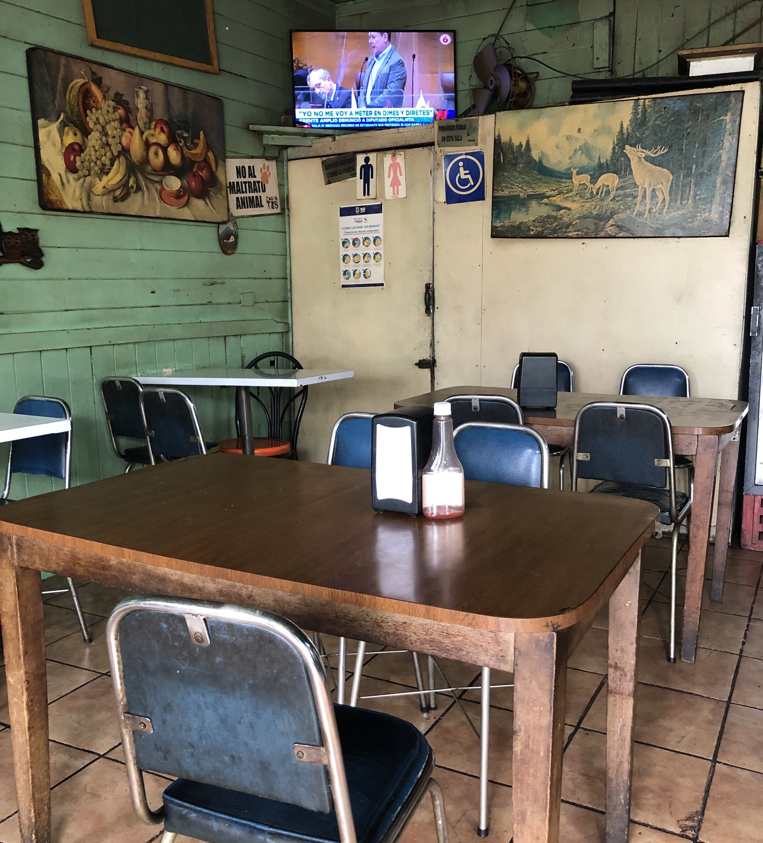 La escritora Karina Salguero y el fotógrafo Claudio Corrales retratan en un libro (“Barrio Luján. Una cartografía imaginada”) la vida cotidiana, la identidad y la resistencia de uno de los barrios más tradicionales de la capital costarricense.