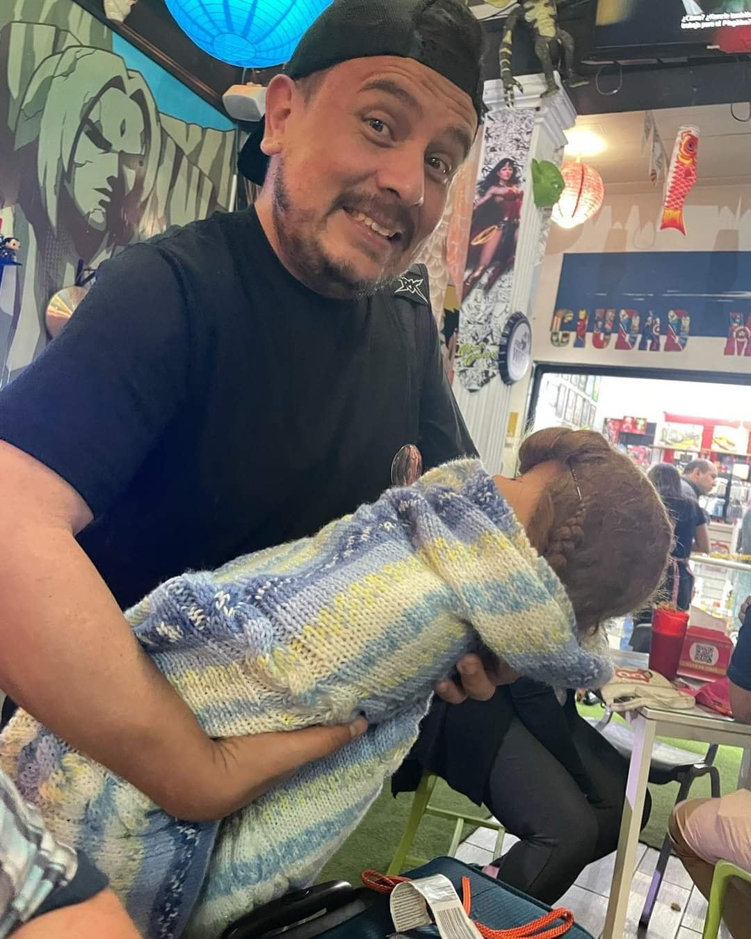 Desde que Dan Rivera, el famoso guardián de la muñeca maldita, Annabelle, murió en circunstancias que aún no se explican del todo, el tico Israel Barrantes anda con el agua bendita en una mano y la medalla de San Benito en la otra. “Fue en el Paracom 2022, en un cine de San José. Yo fui el único que se animó a tocar a Gretchen, una muñeca muy cargada que vino desde Estados Unidos. En un especial que hizo Apple TV la llamaron la “Muñeca del Diablo”.