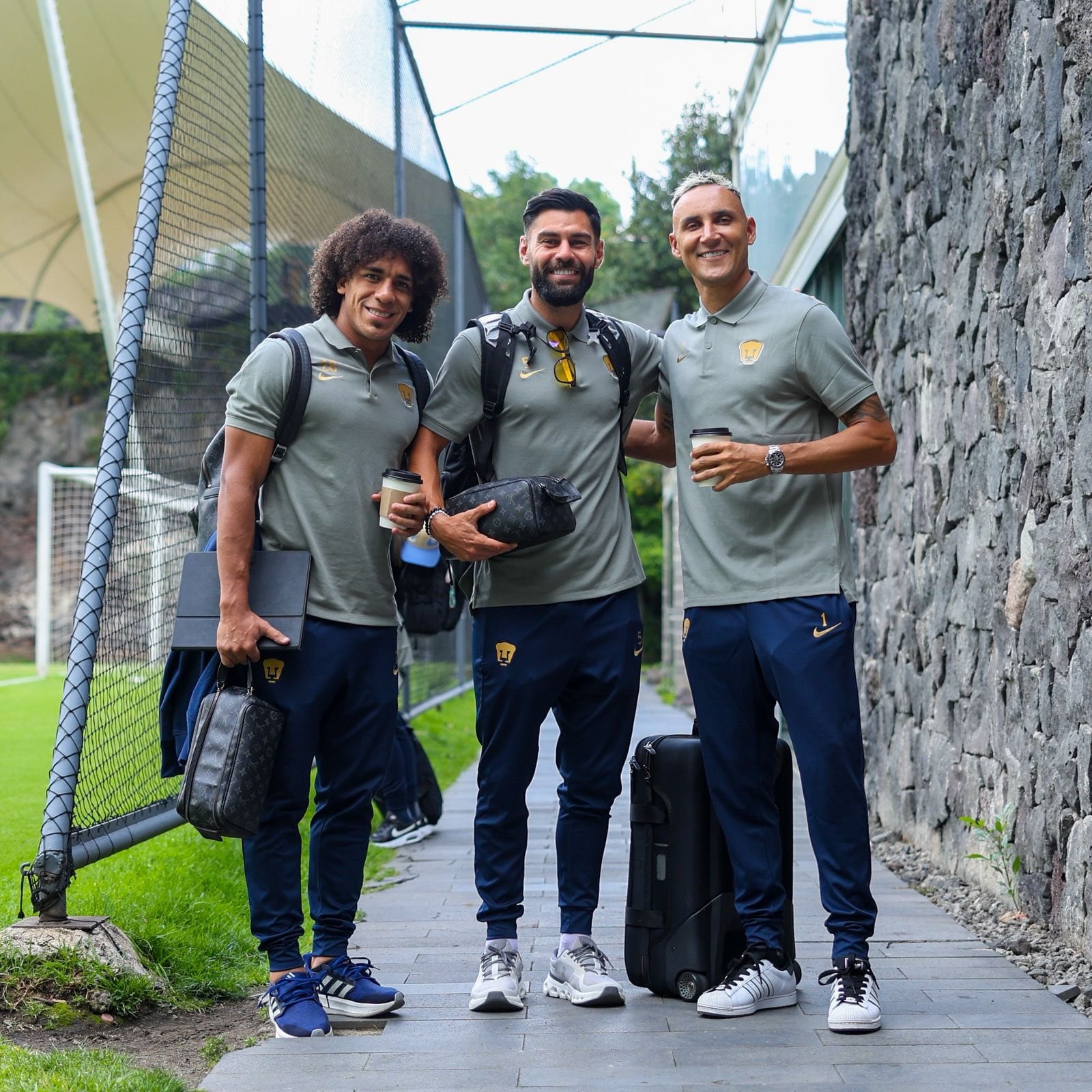 Keylor Navas junto a sus nuevos compañeros: Adalberto Carrasquilla (Izq.) y Rubén Duarte (centro), previo al viaje a Querétaro.