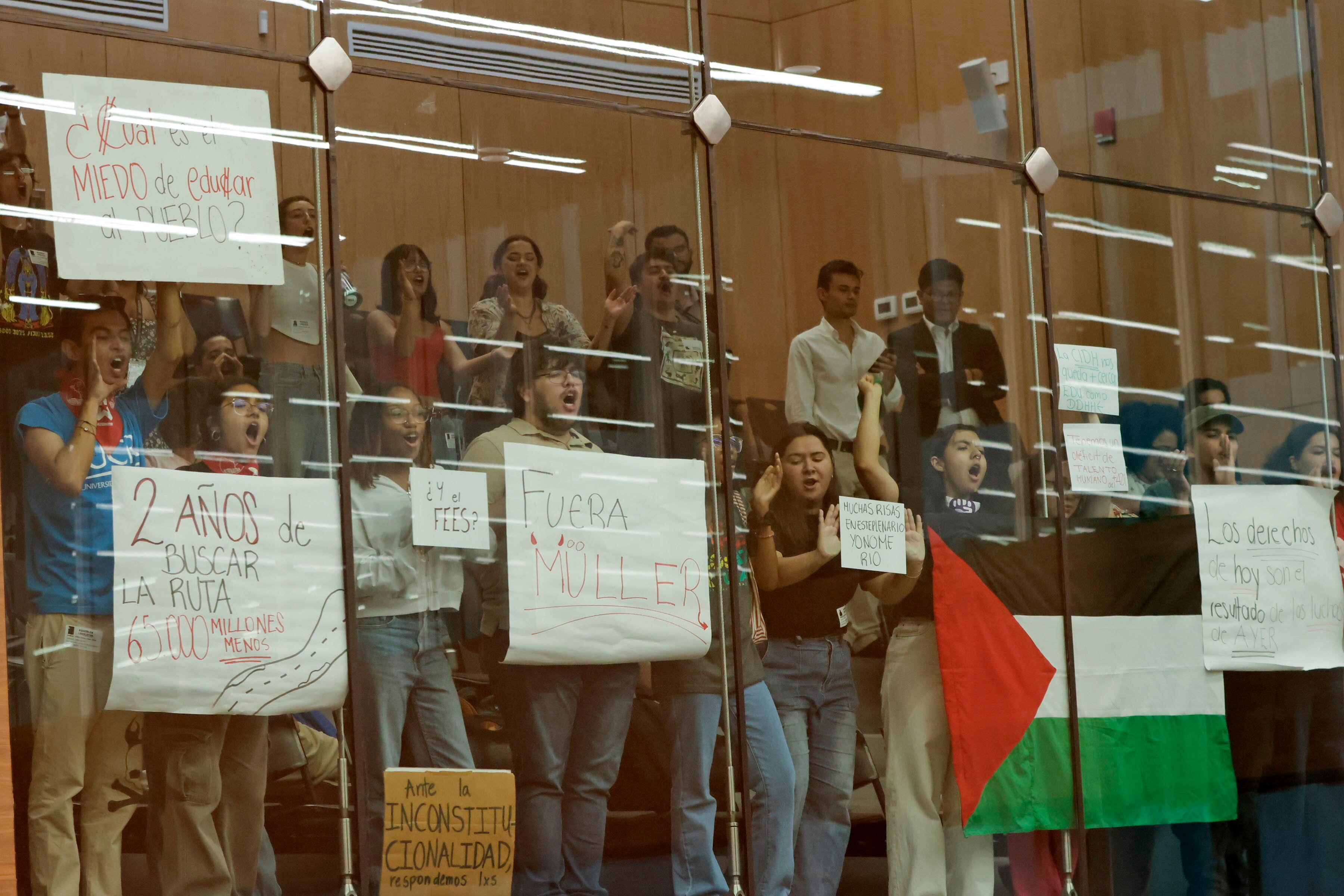 Aprobación de voto de censura contra la ministra de Educación, Anna Katharina Müller.