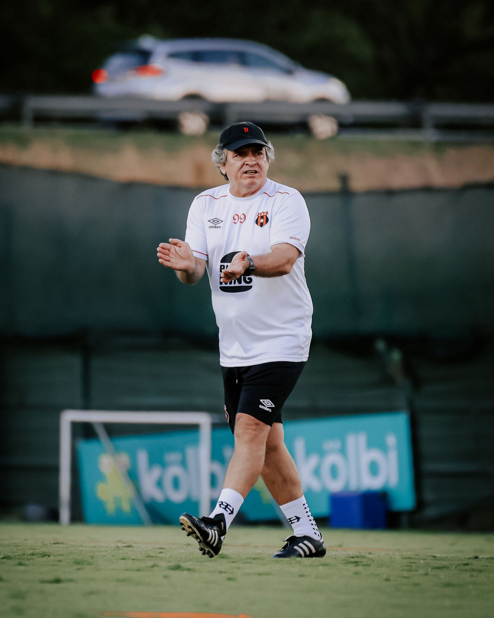 Óscar Ramírez firmó un contrato por catorce meses con Liga Deportiva Alajuelense. Su nuevo ciclo con la Liga empezó este Viernes Santo.