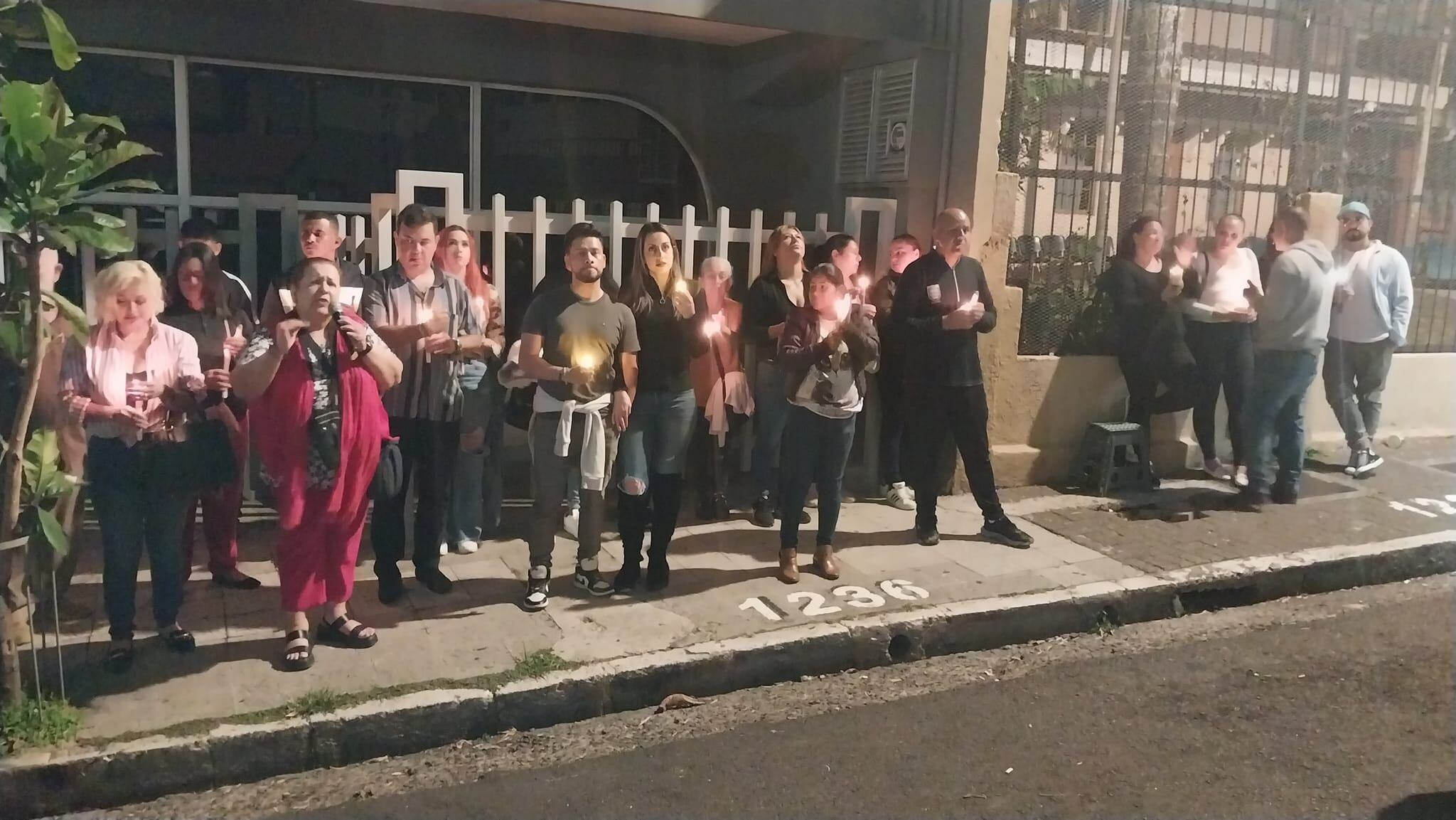 Vigilia en honor al músico Carlos Cruz, del dúo Los Huracanes, en las afueras del hospital Calderón Guardia.