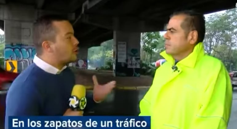 Pablo Campos, periodista de Teletica, junto con el conductor multado por andar con la licencia vencida.