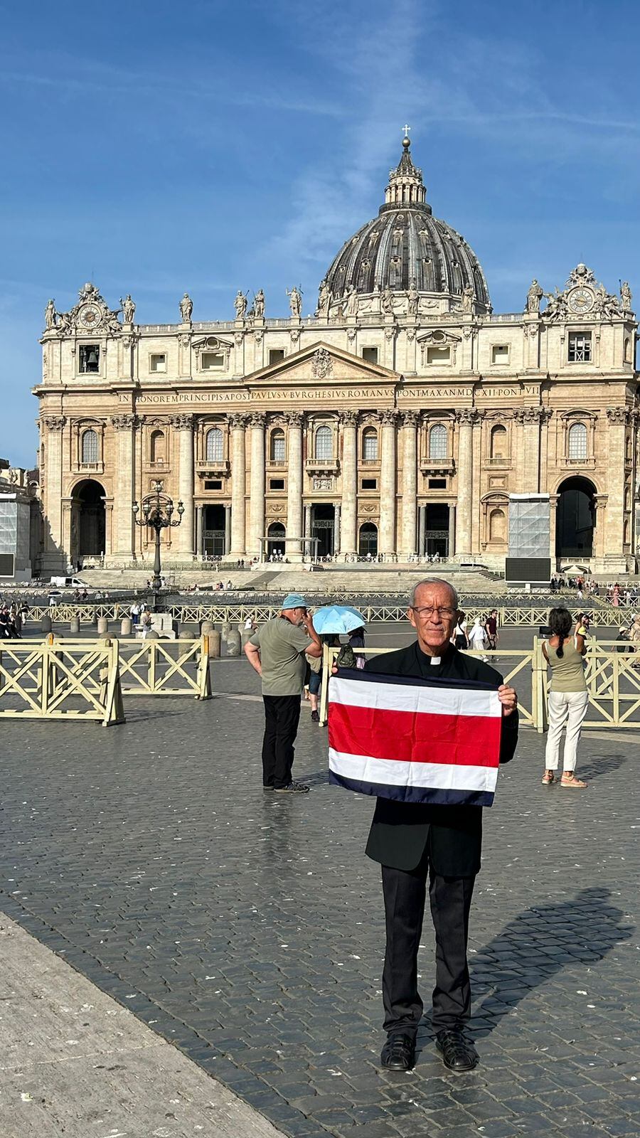 El papa Francisco bendijo a los ticos entre jícaras, café, el Negrito de Esquipulas y hasta chineó a la virgencita de los Ángeles, el pasado 26 de agosto en el Vaticano. Que nos cayera a los costarricenses la bendición papal justo para el mes de la Independencia fue obra del diácono Francisco Venegas Castro, quien ahora vive en Tilarán, pero nació y fue criado en Nandayure, Guanacaste.