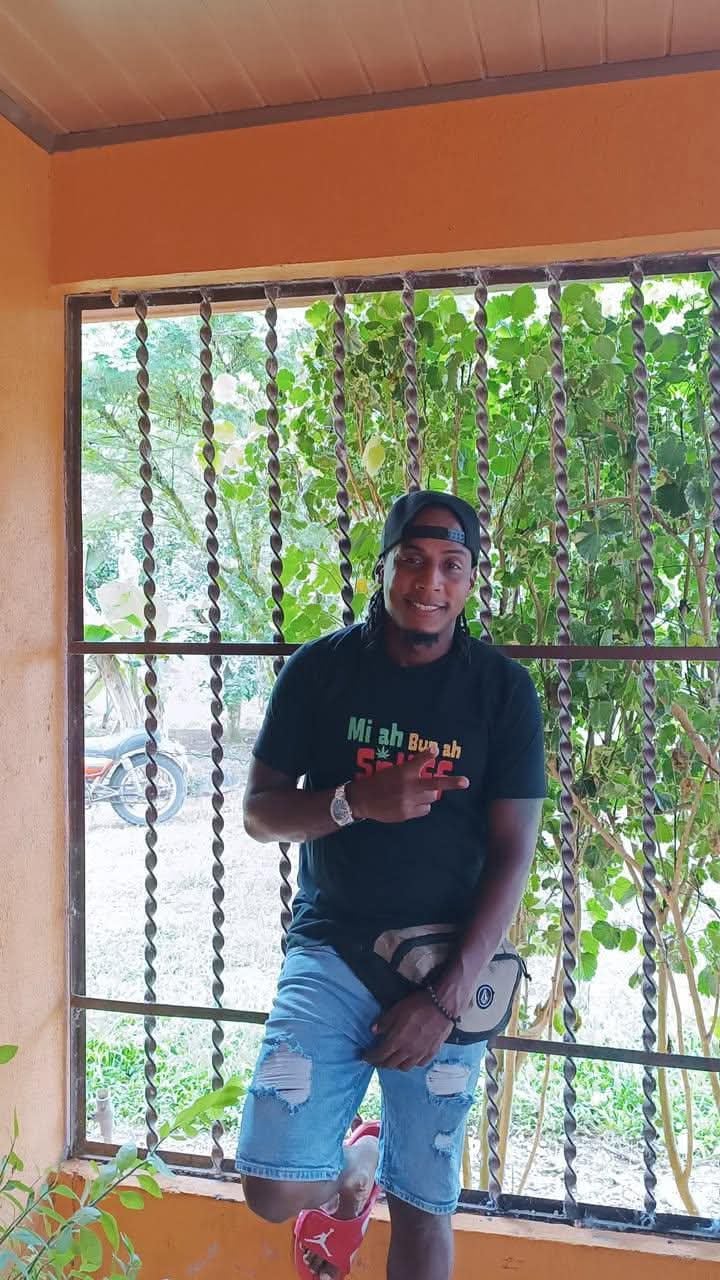 Joven limonense lucha en redes sociales, desde Tortuguero, porque todos aprendamos patuá. Cuando Aniel Sambola prende la cámara de su celular, no solo comienza una clase: arranca un pedacito de historia que huele a mar, a pan bon y a alegría caribeña.