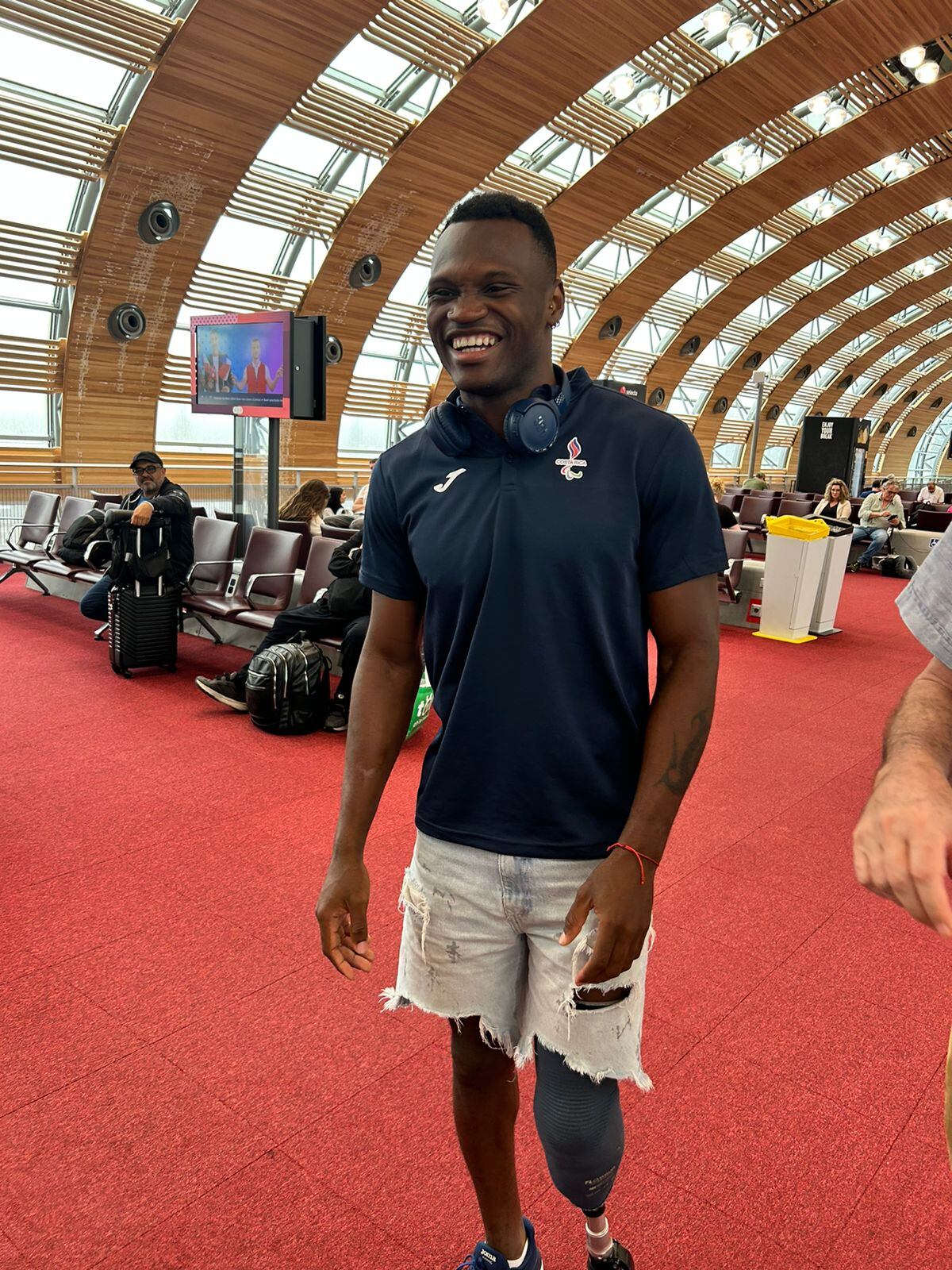 Sherman Guity Aeropuerto París, regreso a Costa Rica tras Olimpiadas 2024. Foto Patricia Centeno