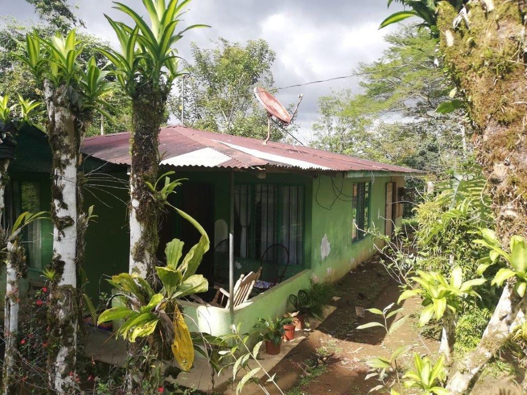 La casa en Guatuso necesita un poco de amor, pero tiene muy buen tamaño.