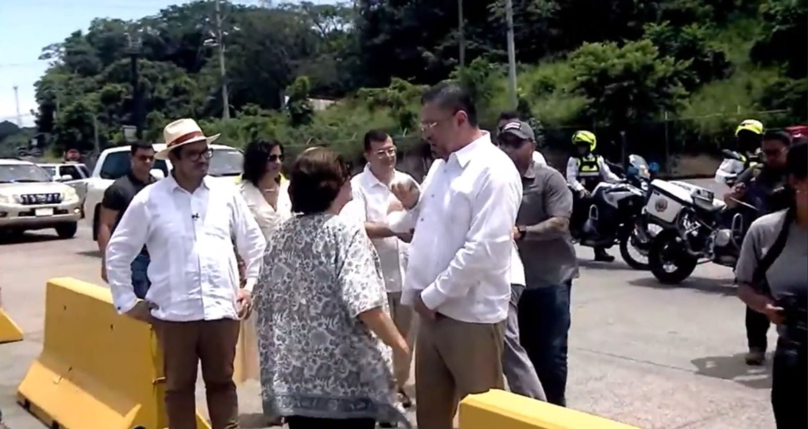 El ministro Arnold Zamora junto con otros jerarcas, en Caldera, en actividad del Gobierno.