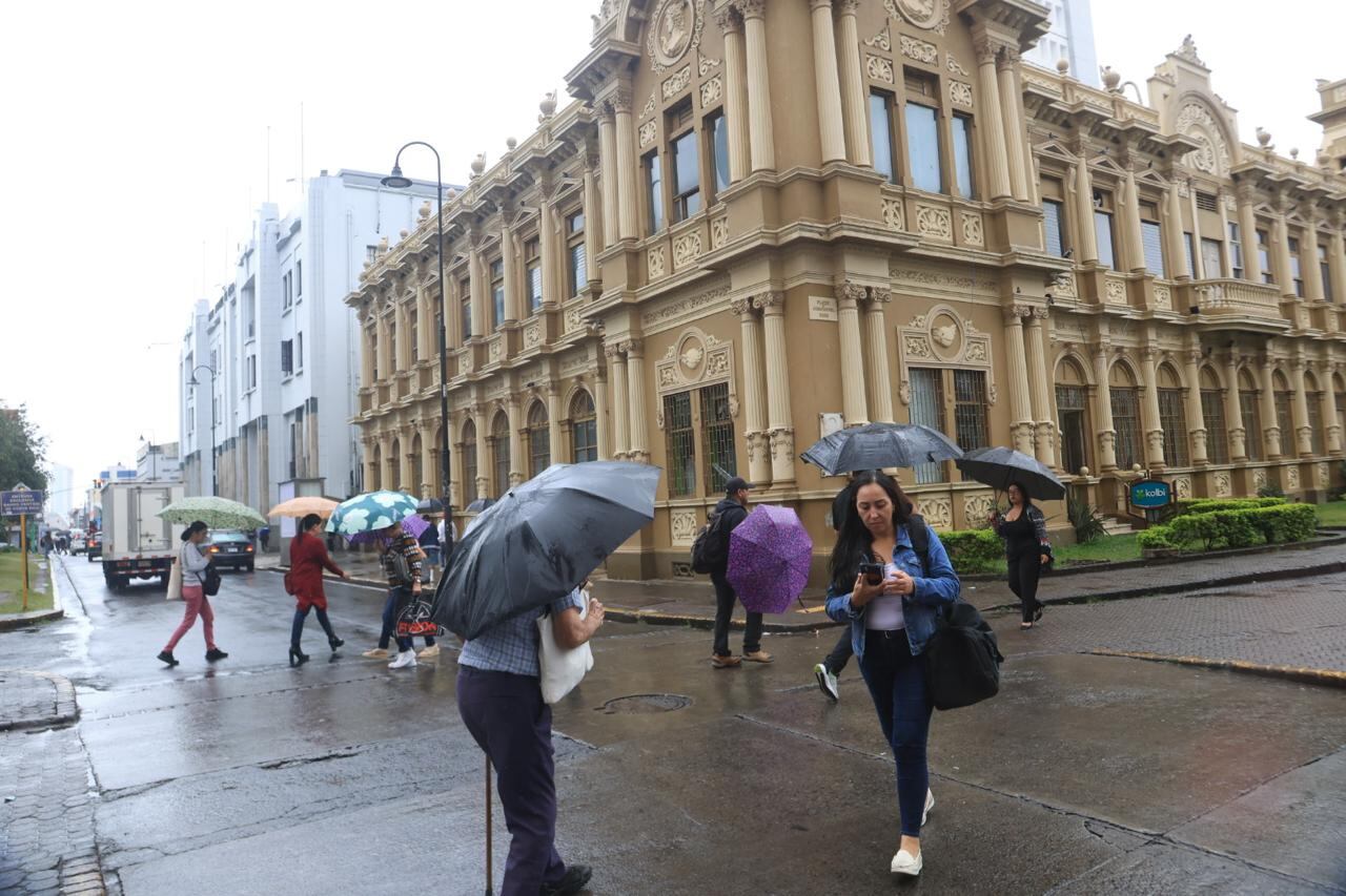 Las lluvias de este miércoles cerca del edificio de Correos de Costa Rica obligaron a usar paraguas y sombrillas como en la estación lluviosa. Foto: Rafael Pacheco G.
