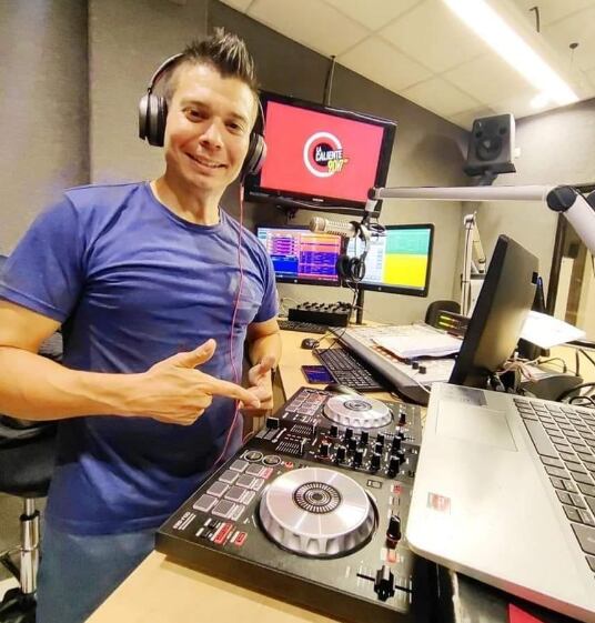 Bryan Chacón, "El Guapileño", locutor de La Caliente.