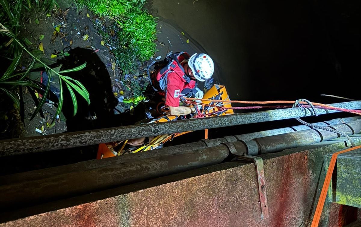 Rescatan a pareja atrapada debajo de puente en Alajuela. Foto Cruz Roja.