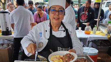 Día Mundial del Huevo: doña Olga ha preparado más de 30 mil tortas de huevo en 21 años