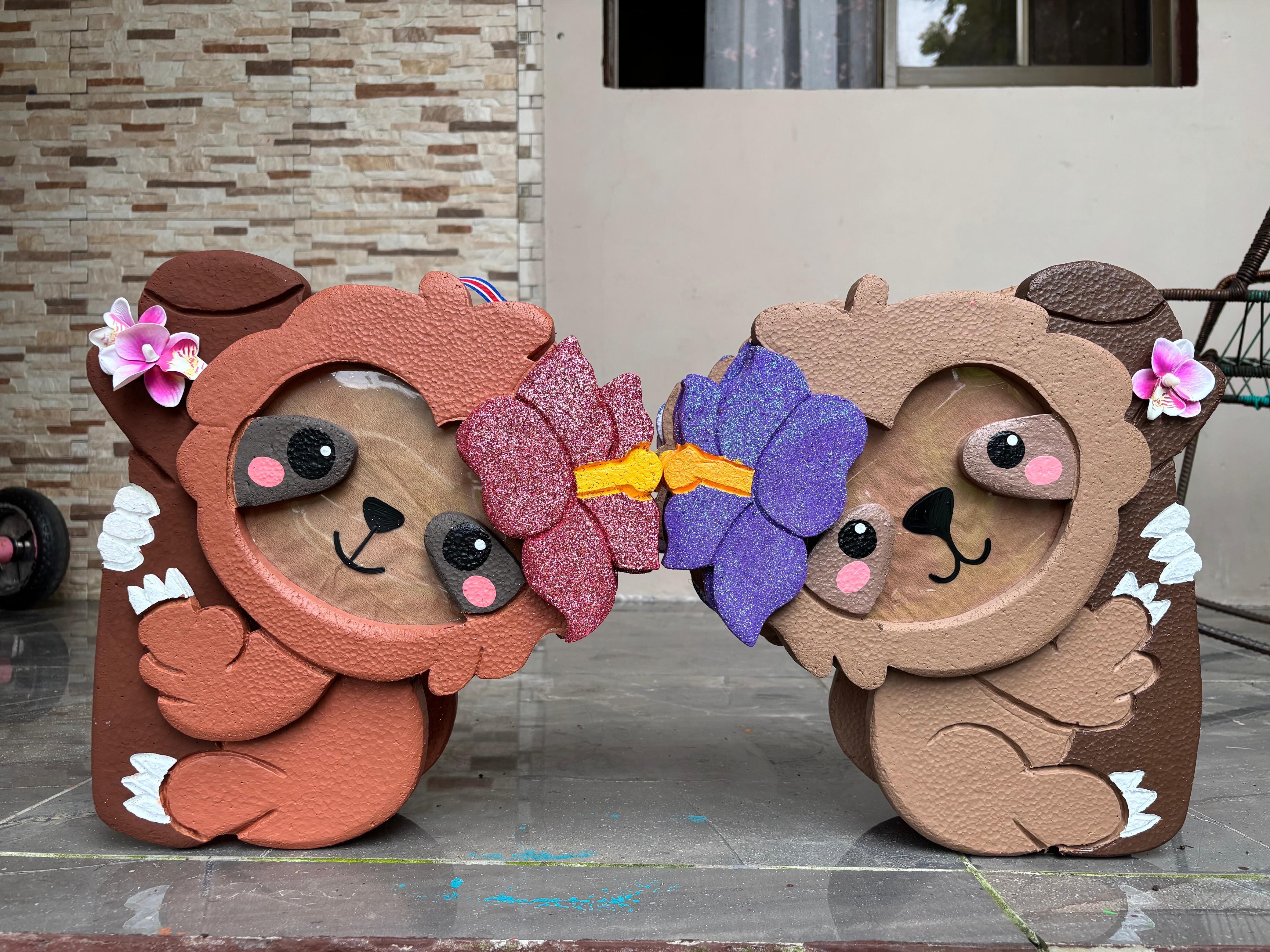 Farianny Castro Ulloa, estudiante de Administración en Recursos Humanos en la Ulicori, aprendió el oficio de manualidades de su mamá, Karla Ulloa Gaitán, quien comenzó el negocito hace unos 27 años.