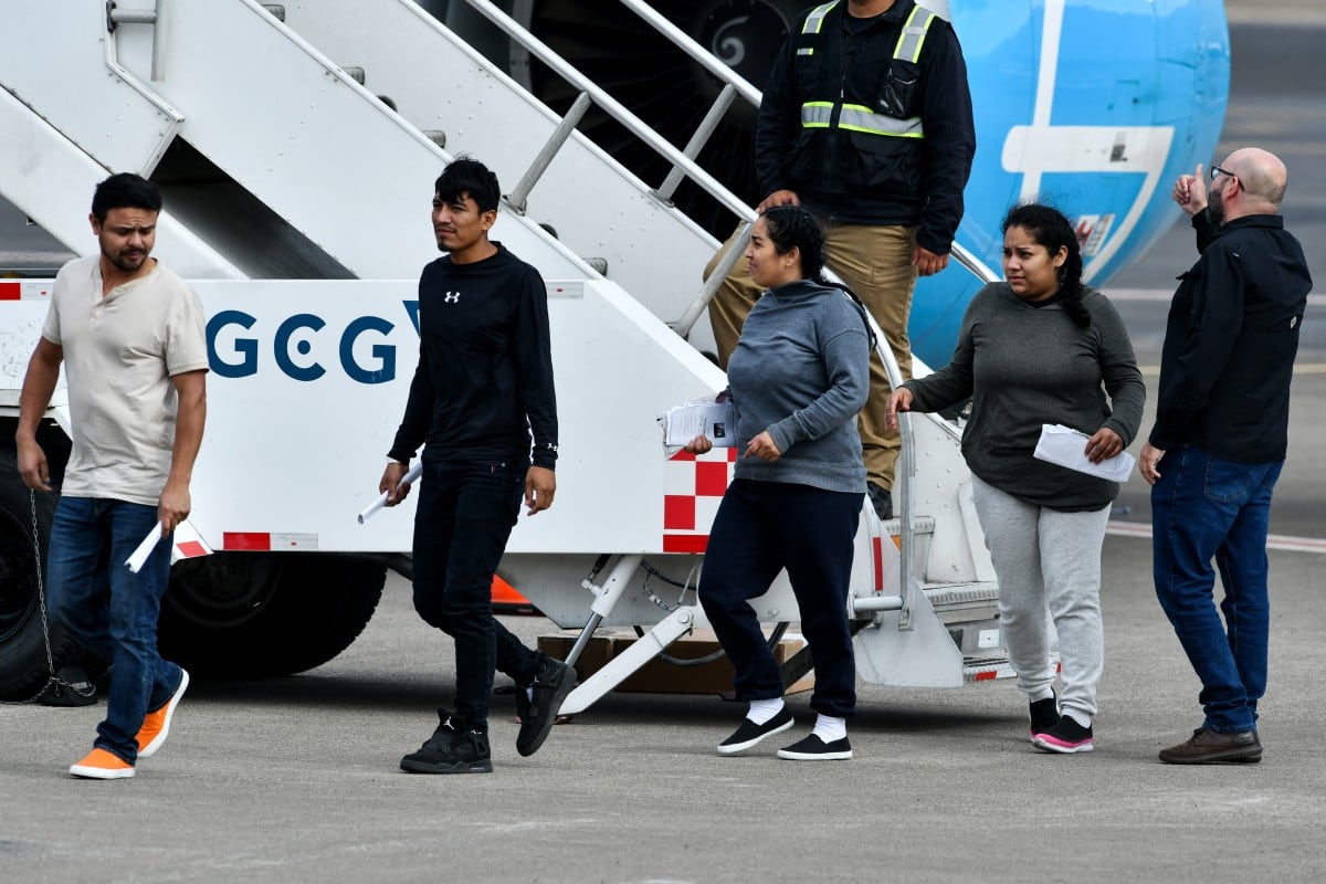Un migrante deportado de Estados Unidos camina por la pista al llegar al Aeropuerto Internacional Juan Santamaría en Alajuela, Costa Rica, el 11 de abril de 2026.
Estados Unidos deportó el 11 de abril de 2026 a 25 migrantes extranjeros a Costa Rica, la primera vez bajo un acuerdo que le permite enviar esa cantidad de deportados de terceros países a la nación centroamericana cada semana mientras se resuelve su estatus.