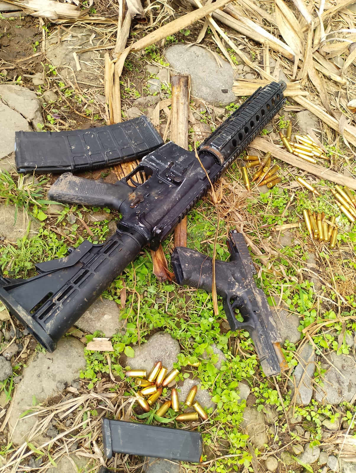 Hallan armas y chalecos con la leyenda "OIJ" dentro de cañal en Turrialba. Foto OIJ.