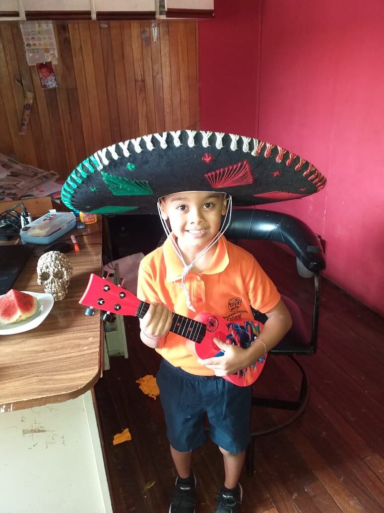 Los 18 alumnos del centro educativo Love at Work International Christian School de Alajuelita, estaban que no cabían de contentos cuando tuvieron que cumplir con la tarea para la celebración del 12 de octubre, Día de las Culturas, porque les tocó vestirse, cocinar y aprender tradiciones y cultura del país que ellos mismos decidieran.