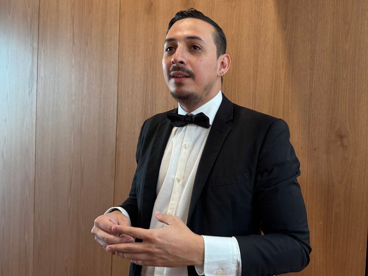 Ariel Robles llegó con un porte elegantísimo con el que no se le ve todos los días.