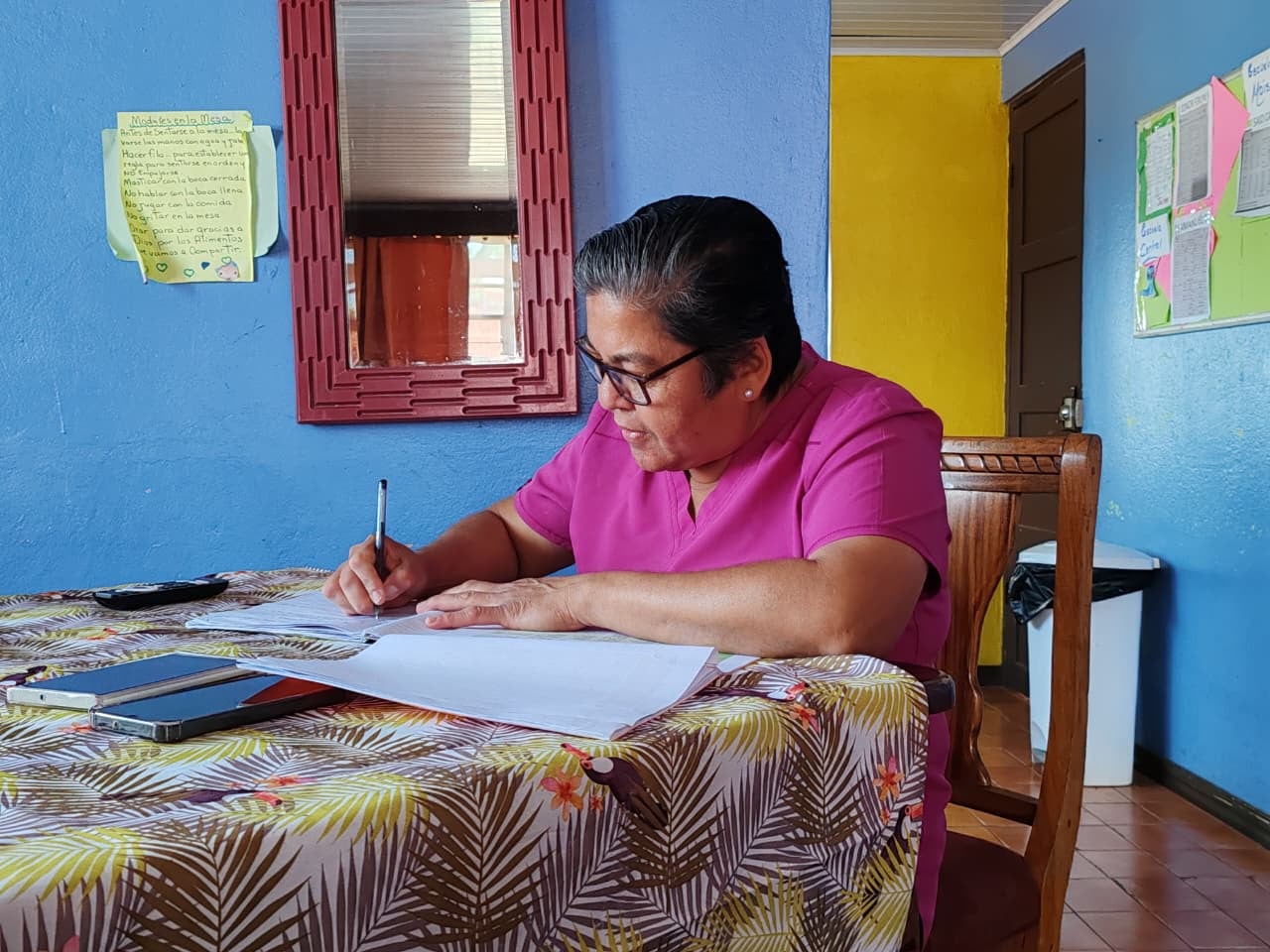 Bernardita Hernández, conocida como la Tía Berna en Aldeas Infantiles SOS, encontró en nuestro país el lugar donde pudo desarrollar su vocación de educadora y madre sustituta. Hoy dedica su vida a formar niños y jóvenes con amor, disciplina y esperanza.