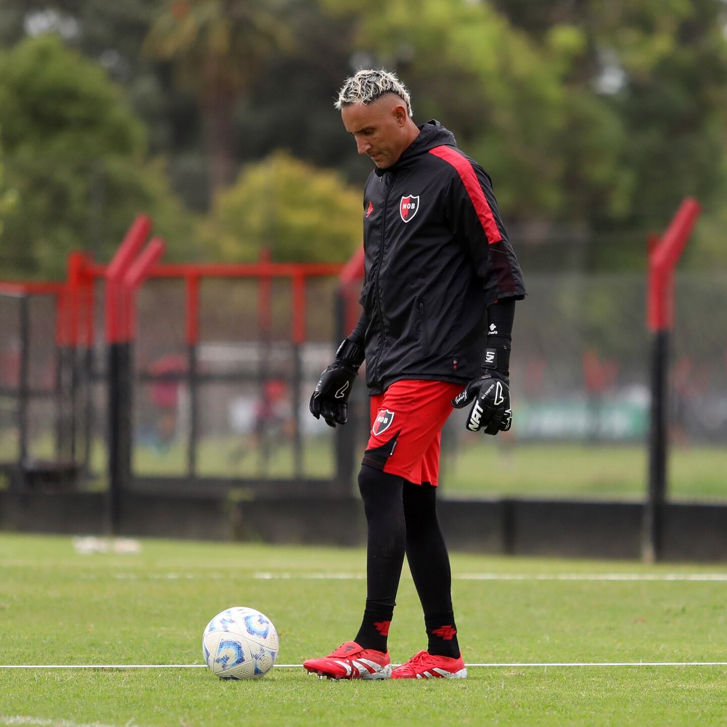 Keylor Navas domina un balón en un entrenamiento de Newell's Old Boys.