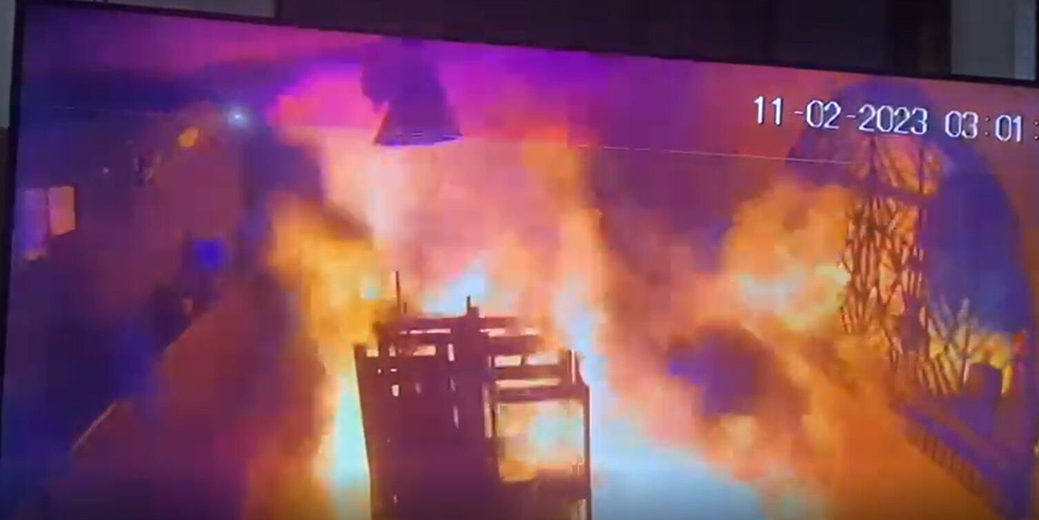 Los sujetos rociaron todo el local con gasolina, Captura de video.