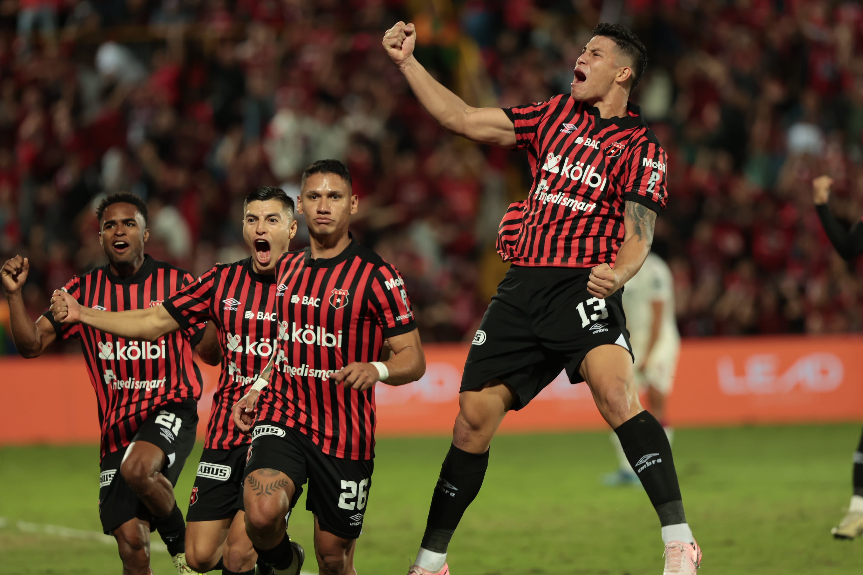 20/12/2025/ partido de ida entre Liga Deportiva Alajuelense vs Saprissa por el partido de vuelta de la final del Torneo apertura de la Liga Promerica 2025 en el estadio Alejandro Morera Soto / foto John Durán