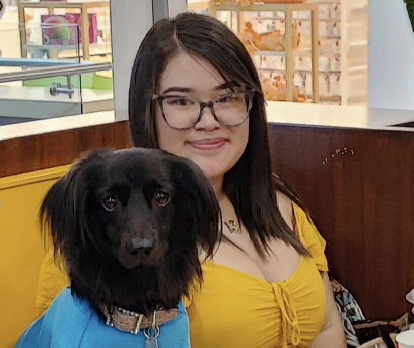 Allisson Herra Ramírez tiene 20 años, desde hace 15 días está internada porque la van a operar del colon y no hay minuto que no extrañe a Boqui, su amado perrito el cual tiene 5 años de chinearlo.