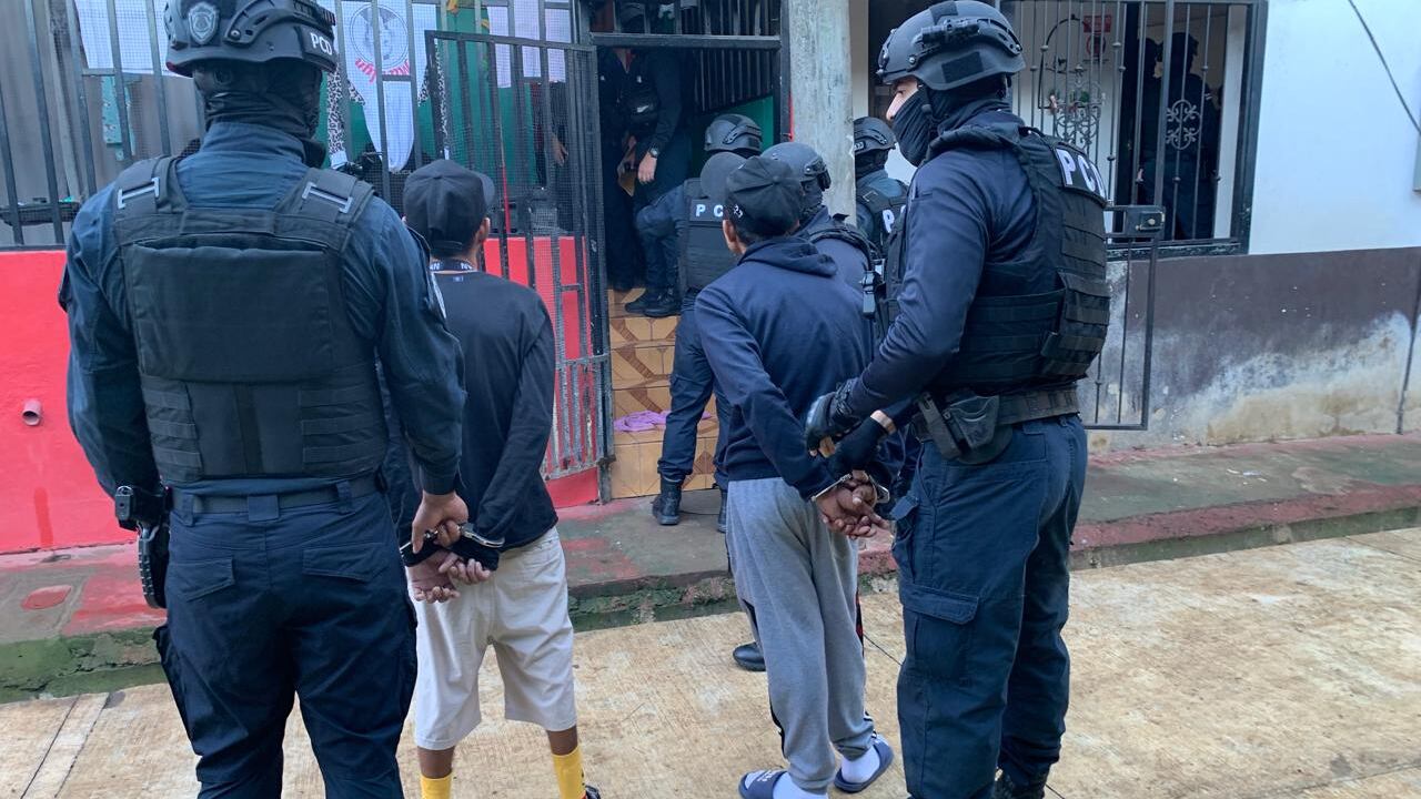 La Policía de Control de Drogas (PCD) sacudió a los vecinos de Copán, en Montecillos, Alajuela al realizar cuatro allanamientos en este sitio. Foto: MSP