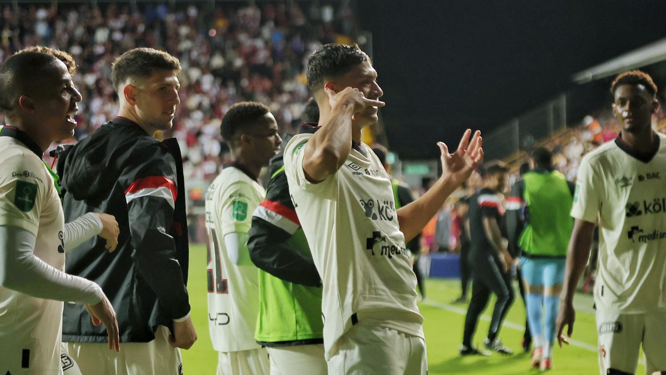30/08/2025/ juego entre Deportivo Saprissa vs Liga Deportiva Alajuelense por el clásico nacional en la jornada 6 del torneo clausura 2025 en el estadio Ricardo Saprissa / foto John
