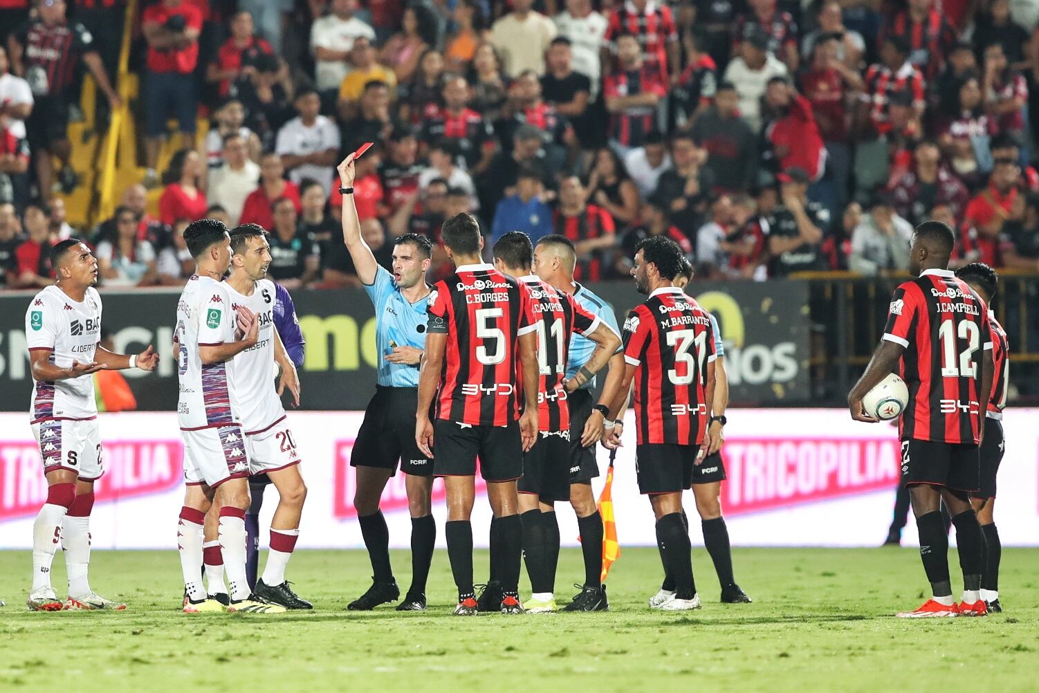 20/04/2024/ Clásico Nacional entre Liga Deportiva Alajuelense vs Deportivo Saprissa por la jornada 19 del torneo clausura de la Liga Promerica en el estadio Alejandro Morera Soto / Foto John Durán