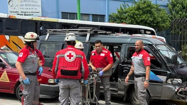 Accidente entre buseta y vehículo liviano en San José deja 11 personas afectadas