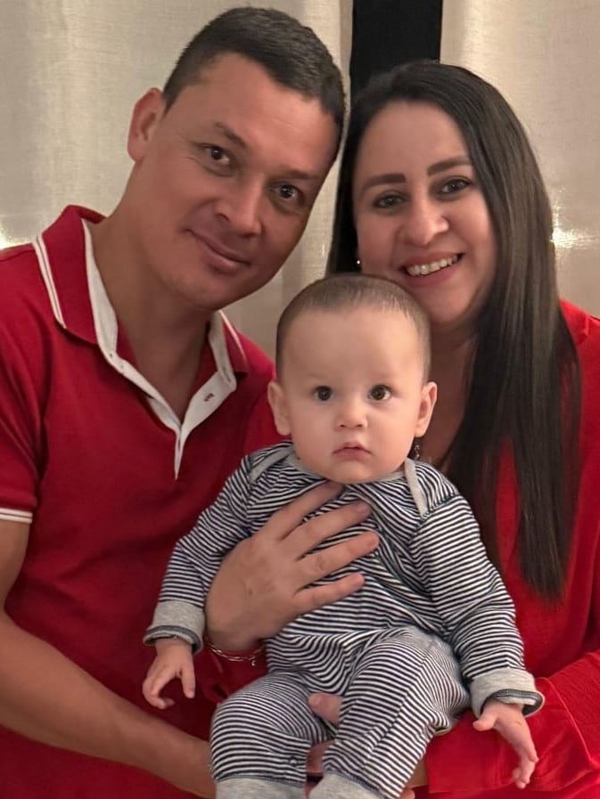 Un vecinito de Las Vueltas de La Guácima de Alajuela, Antonio Navarro Madrigal, quien tiene tan solo 9 meses, urge de la ayuda económica de todos nosotros para poderse operar en España. En la foto con los papitos, Fanny Madrigal y Yerald Navarro