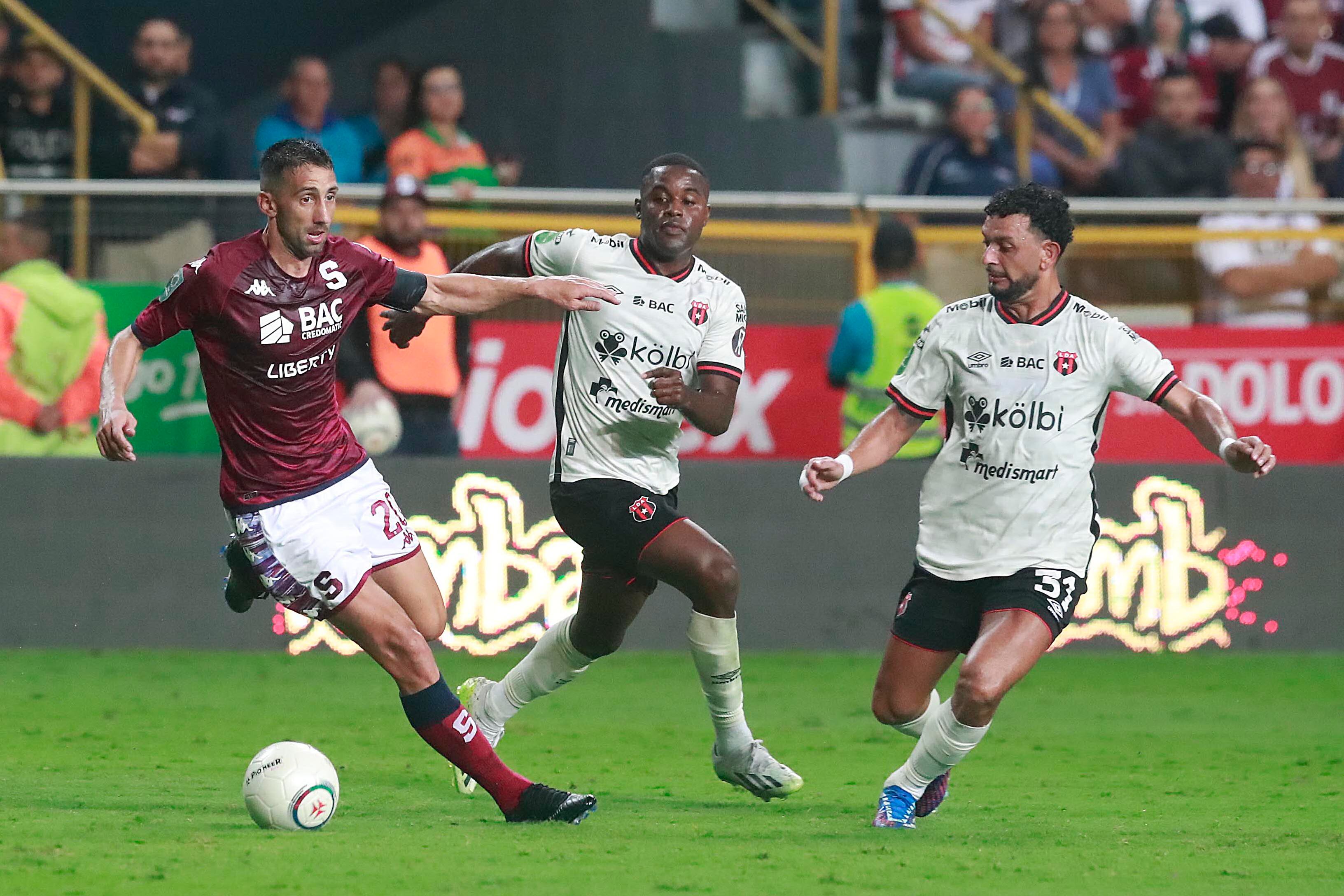 04/11/2023      Estadio Ricardo Saprissa, Tibás. El Deportivo Saprissa recibió a la Liga Deportiva Alajuelense, en una nueva versión del Clásico Nacional en partido de la jornada 18, Torneo de Apertura, Liga Promérica 2023.