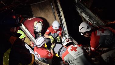 Paramédicos lucharon por hora y media para liberar a hombre prensado dentro de camión