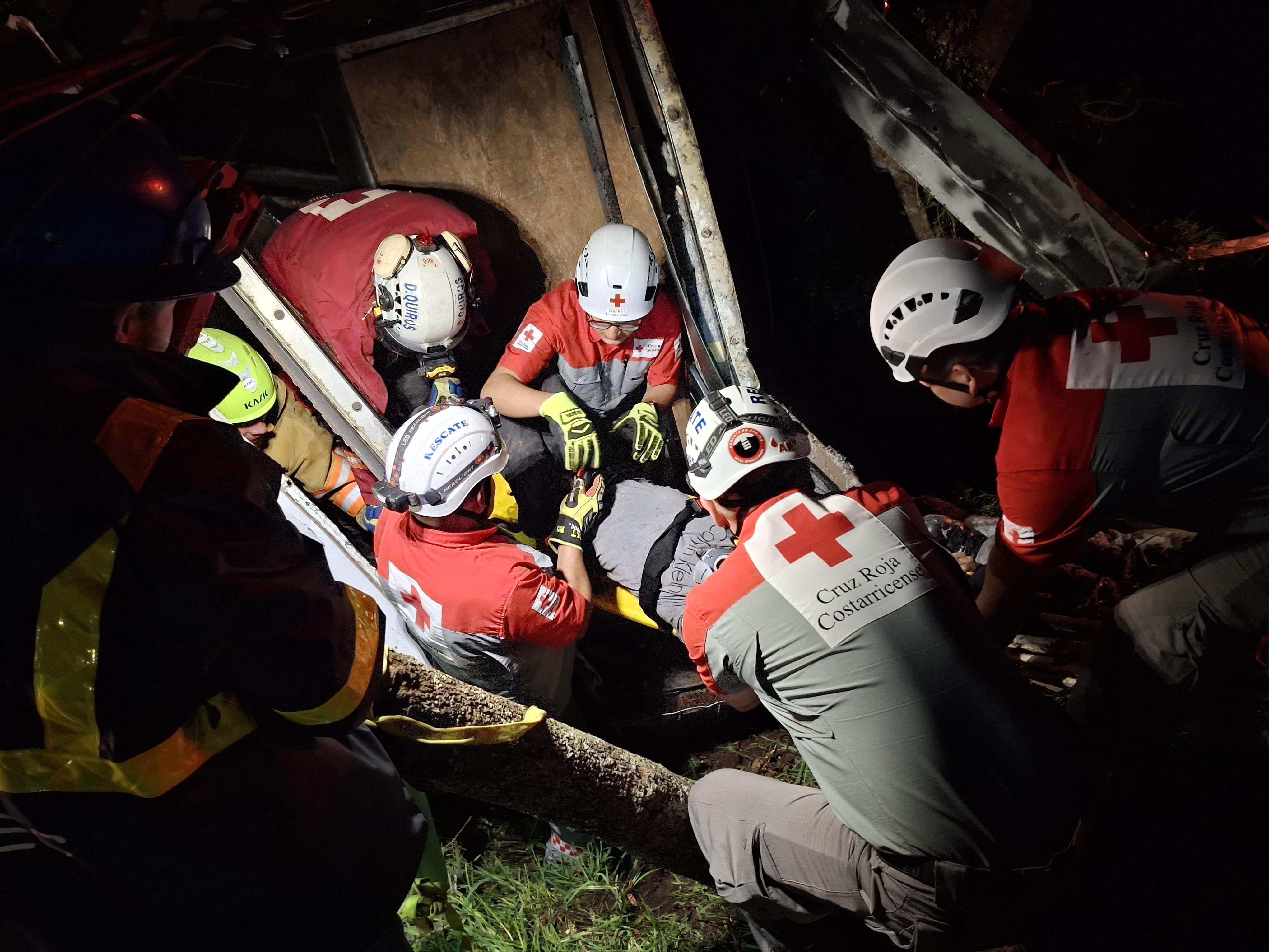 El hombre estuvo prensado entre las latas del camión por hora y media.