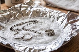 Pulseras de plata quedarán como nuevas con este sencillo truco casero de dos minutos
