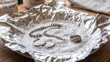 Pulseras de plata quedarán como nuevas con este sencillo truco casero de dos minutos