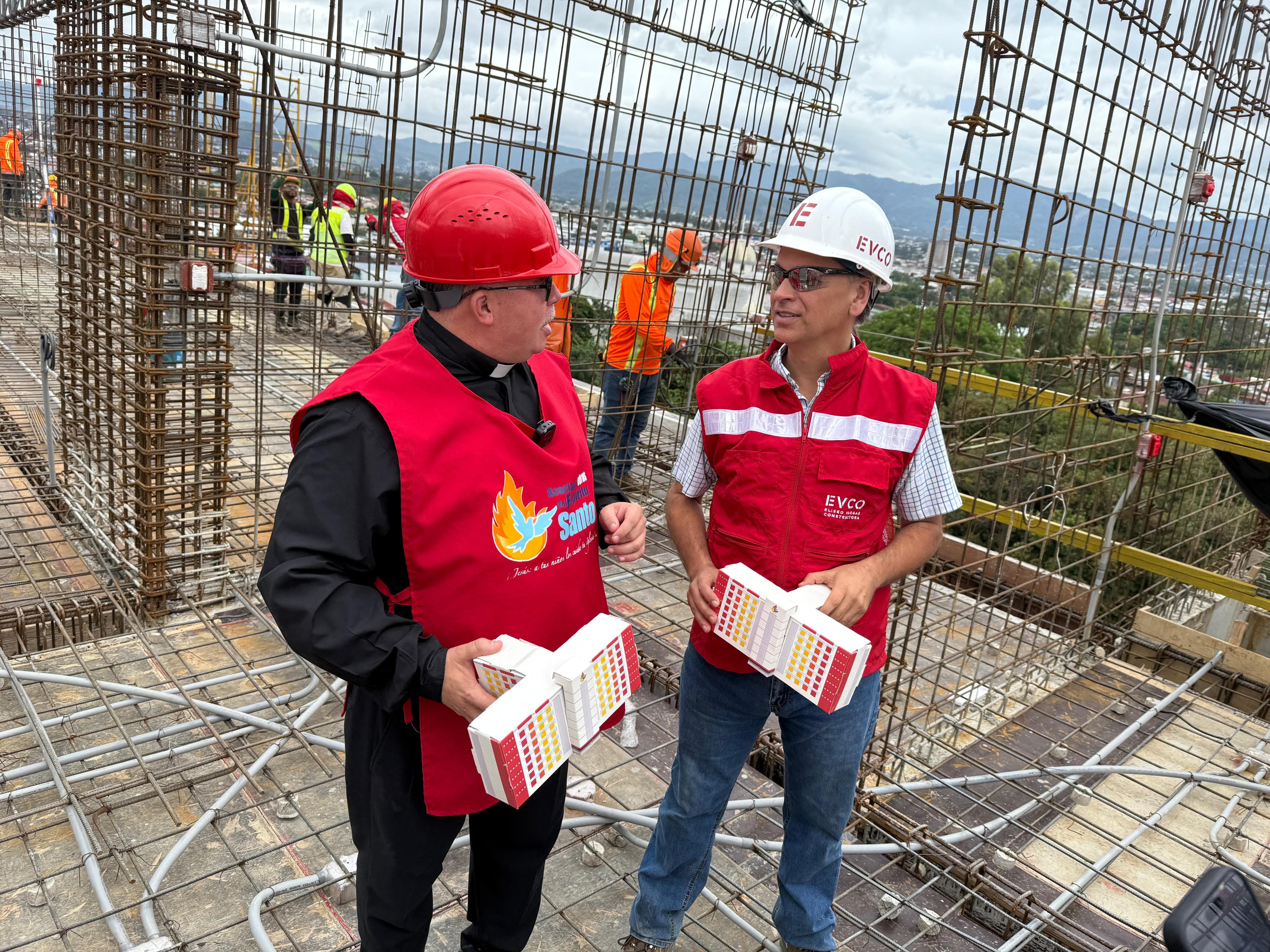 El padre Sergio Valverde de Obras del Espíritu Santo nos abrió las puertas de la construcción de la primera de dos de las Torres del Espiritu Santo para albergar jóvenes mayores de 18 años. Ya van por el piso 7 de la primera torre.En la foto, con el ingeniero Claudio González, director de la construcción.
