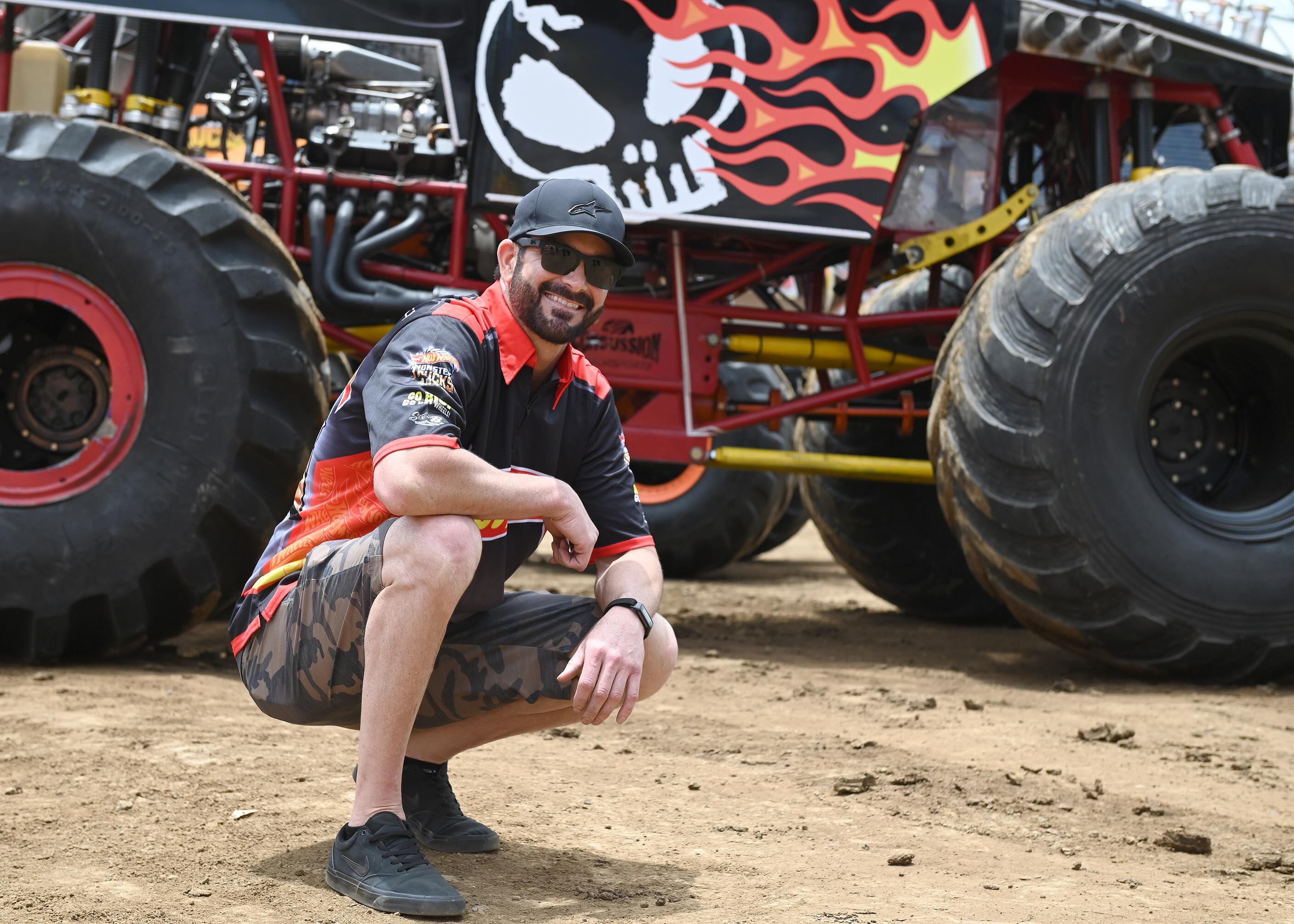 25 de abril del 2025. Estadio Nacional, La Sabana. 10:00 hrs. Preparativos para el show HotWheels Monster Trucks Glow and Fire en la gramilla del Estadio Nacional. Maquinaria pesada realiza movimientos de tierra creando las rampas que los pilotos de monster trucks usarán durante los diferentes shows que ofreceran los días viernes, sábado y domingo de abril. En la foto: Algunos pilotos fueron entrevistados y se documentaron detalles de los vehículos y de los trabajos que realiza la maquinaria pesada. El Danny CR posa para la foto. Foto: Albert Marín. para la Teja.
